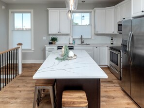 Geladeira, micro-ondas, fogão, cooktop