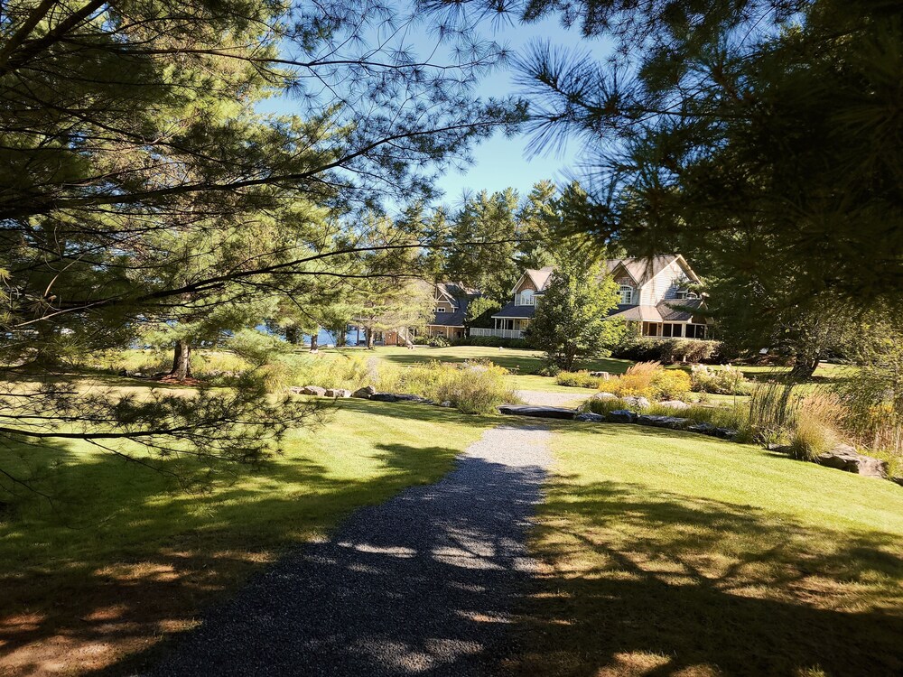 Stunning 3 bedroom cottage on Lake Joseph.  site is