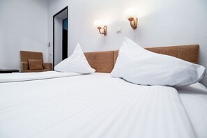 Standard Room | 1 bedroom, desk, free WiFi, bed sheets - Hotel Tisa (Baile Olanesti)