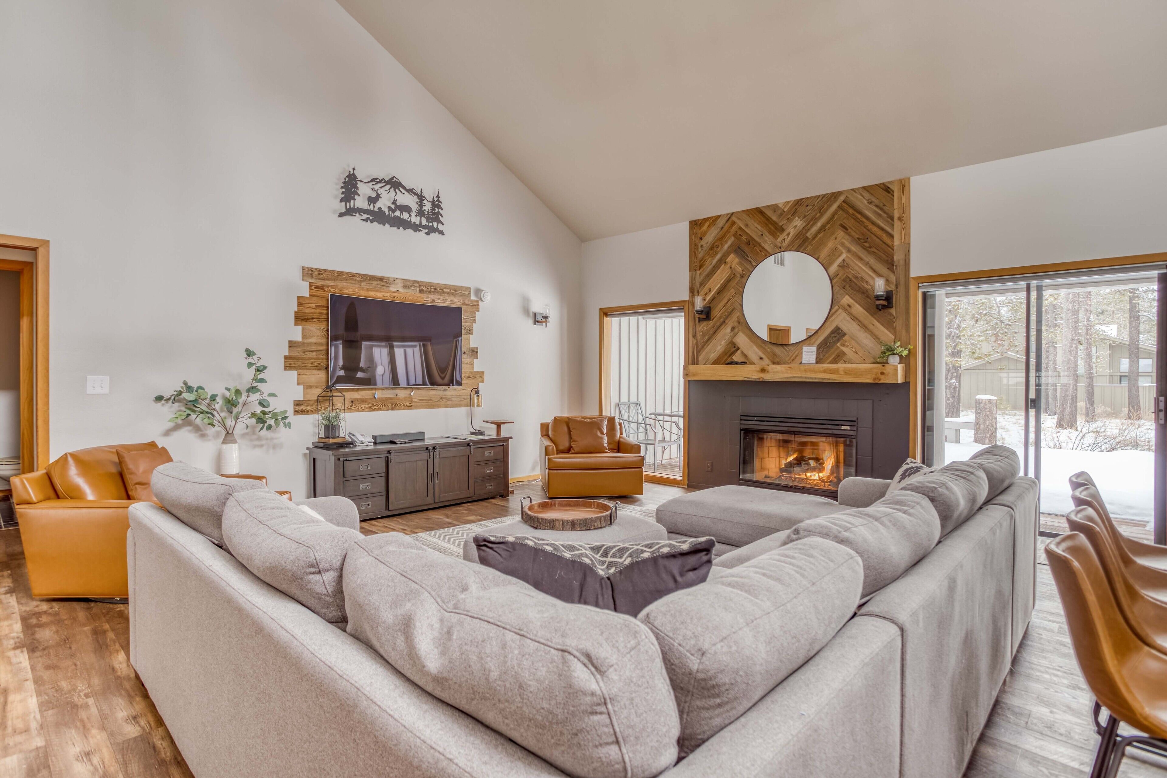 Stunning 4 Bedroom / 3 Bath Home With Outdoor TV / Hot Tub