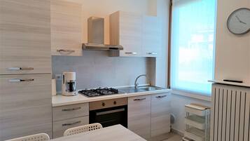 Frigorifero, forno, piano cottura, macchina per tè/caffè
