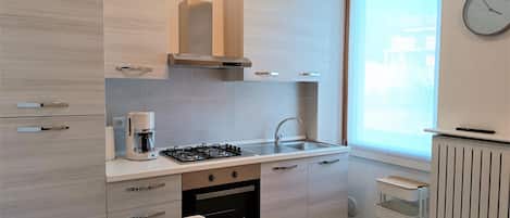 Fridge, oven, stovetop, coffee/tea maker