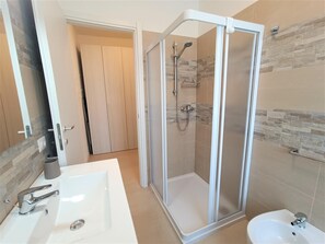 Shower, hair dryer, bidet - Winter Apartment in Mergozzo (Mergozzo)