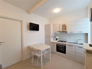 Fridge, oven, stovetop, coffee/tea maker - Winter Apartment in Mergozzo (Mergozzo)