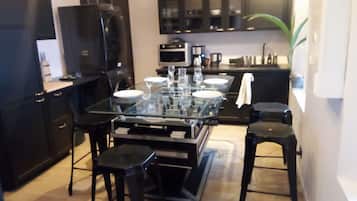 Réfrigérateur, micro-ondes, four, cafetiÚre/bouilloire