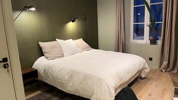 1 habitación, escritorio, tabla de planchar con plancha y cuna de viaje