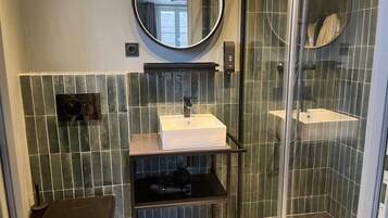 Regadera, secadora de cabello, toallas, jabón