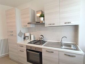 Kühlschrank, Ofen, Herdplatte, Wasserkocher mit Kaffee-/Teezubehör