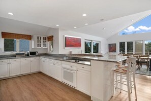 冷蔵庫、電子レンジ、オーブン、コンロ