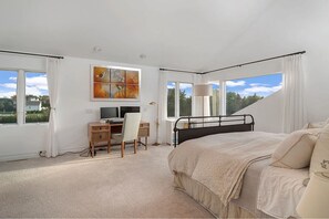 4 bedrooms, desk, free WiFi, bed sheets