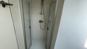 Dusche, Seife, Shampoo, Toilettenpapier