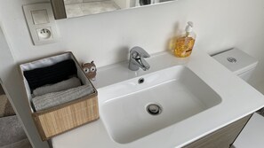 Shower, soap, shampoo, toilet paper