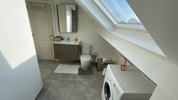 Een douche, zeep, shampoo, toiletpapier