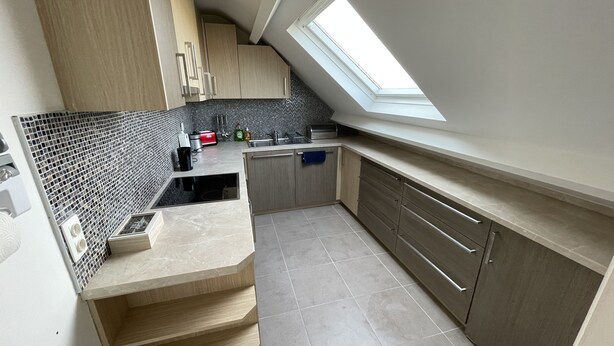 A compact kitchen with a skylight, tiled backsplash, and modern cabinetry. - A 10km de Bxl ,2ch, Pour 7 ,parck,meublé,bus,train (Asse)