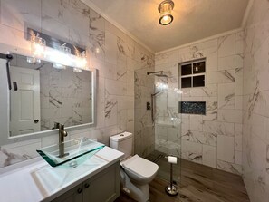 Een douche, een haardroger, handdoeken, zeep