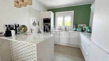 Een koelkast, een microgolfoven, een vaatwasser