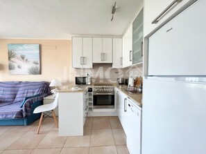 Kühlschrank, Mikrowelle, Geschirrspüler, Toaster