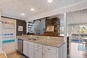 Geladeira, micro-ondas, cooktop, lava-louças