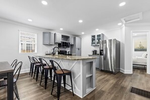 Signature House, 3 Bedrooms, Patio, Courtyard View | Private kitchen | Fridge, microwave, oven, stovetop