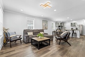 特色單棟房屋, 3 間臥室, 露台, 庭園景 | 客廳 | 40 吋平面電視連數碼電視頻道、電視、壁爐