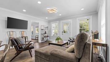 Casa Prestigio, 3 habitaciones, patio, vista al patio | Sala de estar | Televisión de pantalla plana de 40 pulgadas con canales digitales