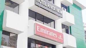Un immeuble à plusieurs étages, sur lequel on peut lire les enseignes «Hôtel Riverview» et «Emirates».