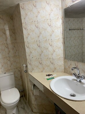 华丽双人房 | 浴室 | 免费洗浴用品、拖鞋