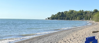Lake-view Cottage on the bluffs above Lake Huron. Private Stairs down to beach.
