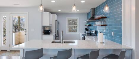 Kylskåp, mikrovågsugn, ugn och spishäll