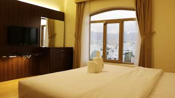 Espacio para trabajar con un portátil, wifi gratis, ropa de cama