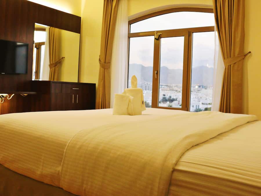 Espacio para trabajar con laptop, wifi gratis y ropa de cama