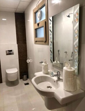 Shower, rainfall showerhead, free toiletries, bidet - Weekdays Hotel (Muscat)