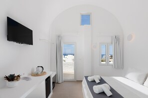Room code: Standard Double Room Jacuzzi & sea view | Minibar, in-room safe, soundproofing, iron/ironing board - VOCA HOTEL & SUITES (Santorini)