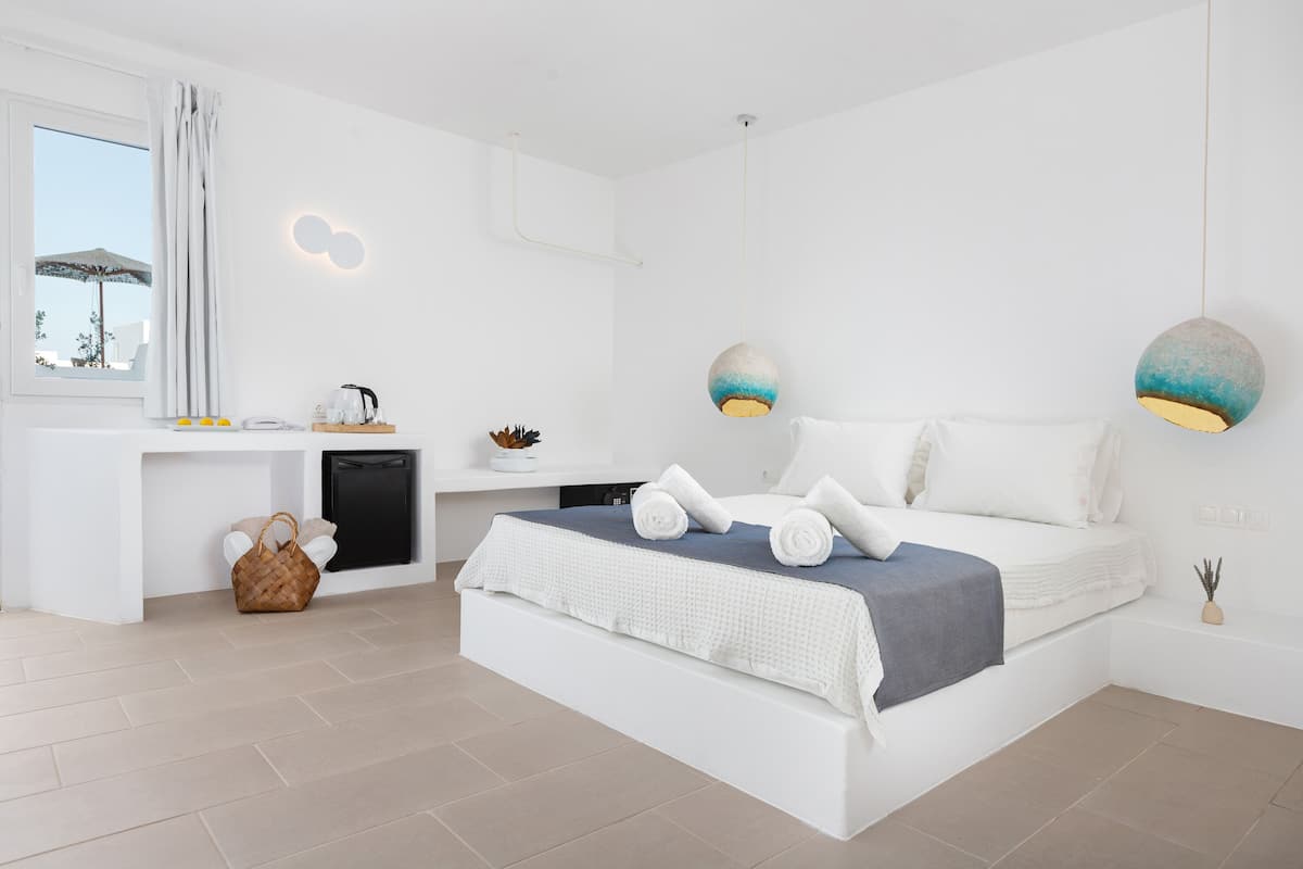 Deluxe Double Room Jacuzzi & pool view | Minibar, in-room safe, soundproofing, iron/ironing board