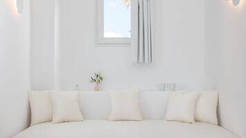 Junior Suite | Minibar, in-room safe, soundproofing, iron/ironing board