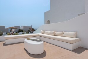 Familiesuite | Oppholdsområde | En 32-tommers smart-TV med kabel-kanaler