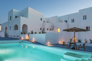 Front of property - VOCA HOTEL & SUITES (Santorini)