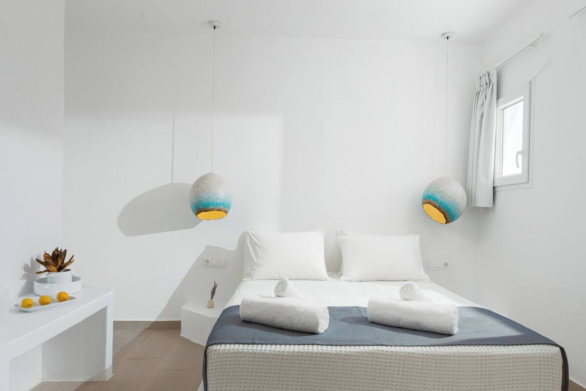 Family Suite with Jacuzzi and Pool View | 미니바, 객실 내 금고, 방음 설비, 다리미/다리미판
