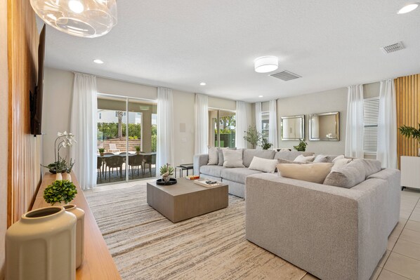 TV - 10 bd Pool Home, spa, movie & game room (2302) (Kissimmee)