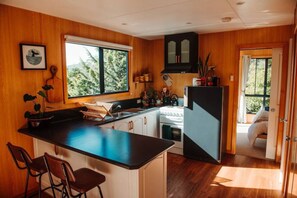 Kylskåp, ugn, brödrost och grytor/köksredskap