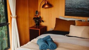 Room - Kelp Cabin - intimate, calm and restful (White Beach)