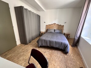 4 室のベッドルーム、デスク、アイロン / アイロン台、旅行用ベビーベッド