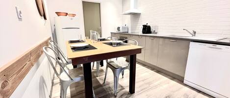 ثلاجة، ميكروويف، فرن، موقد طهي مسطح