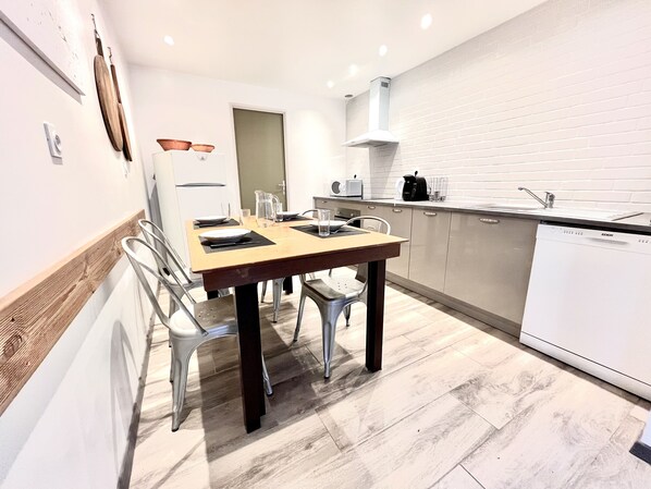 Réfrigérateur, micro-ondes, four, plaque de cuisson