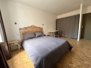 4 habitaciones, escritorio y tabla de planchar con plancha