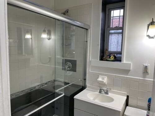 Cozy and bright one bedroom apartment in great area. walk to NYC Subway and bus.