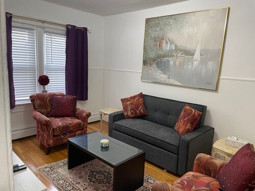 Cozy and bright one bedroom apartment in great area. walk to NYC Subway and bus.