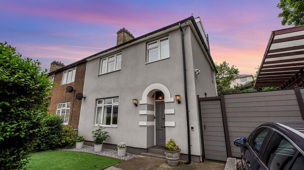 Exterior - Luxurious yet cosy Family home (London)