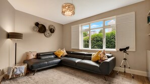 Smart TV, fireplace - Luxurious yet cosy Family home (London)