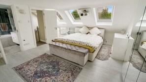 4 bedrooms, WiFi, bed sheets - Luxurious yet cosy Family home (London)
